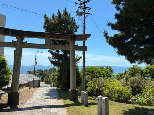 幡頭神社の鳥居越しに三河湾を望む